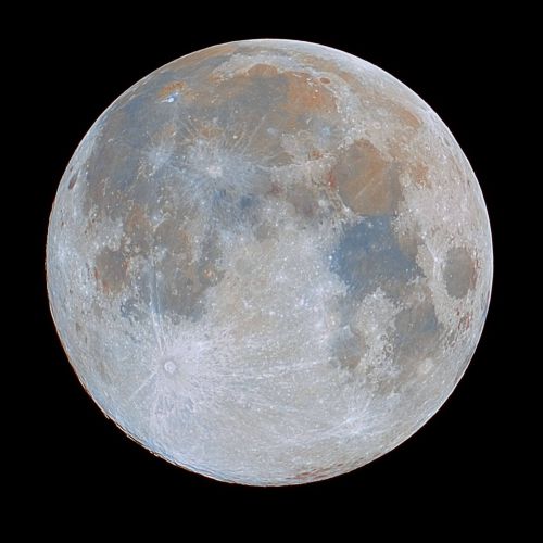Luna llena con color enfatizado para observar diferencias en la composición química